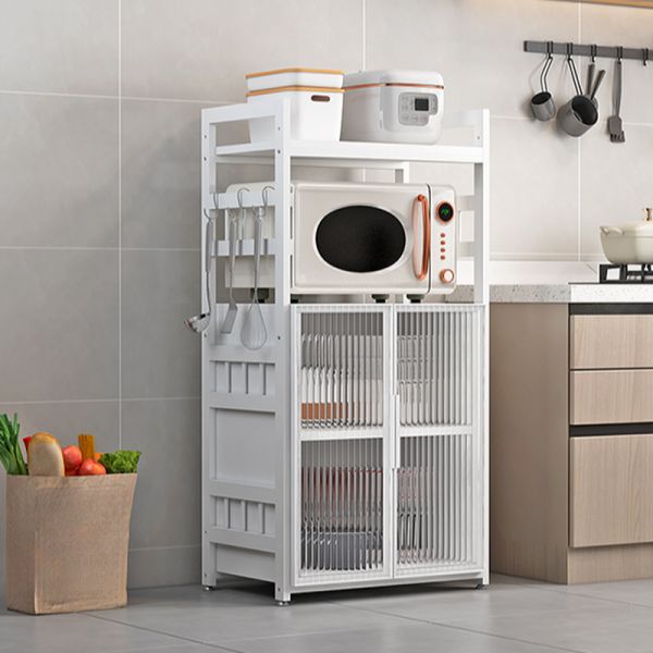 Weißer moderner Metallschrank für die Küche mit Türen und Regalen
